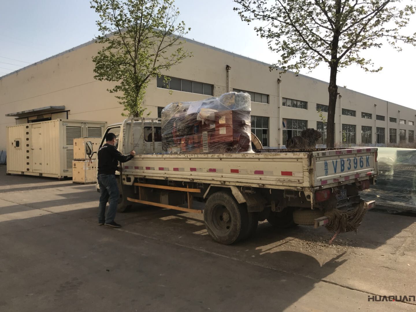 一臺50kw標(biāo)配柴油發(fā)電機組于8月16日成功發(fā)往河北省