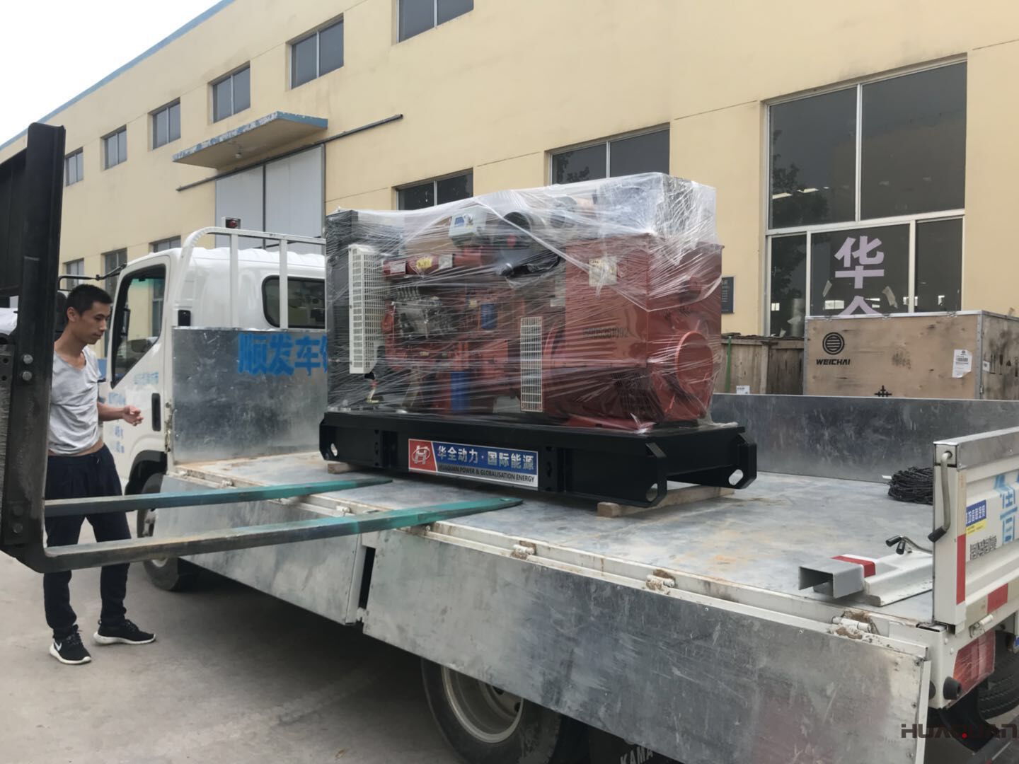 一臺100kw標配柴油發電機組于8月18日發往河北省