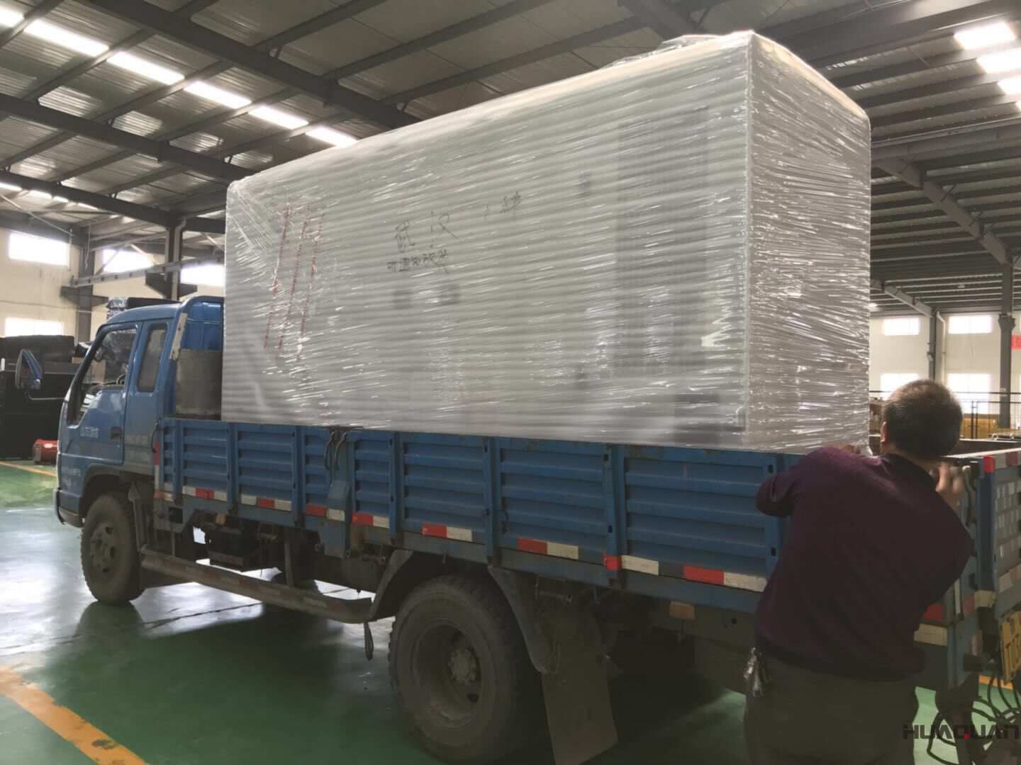 一臺200kw靜音箱型柴油發電機組于9月11日發往湖北