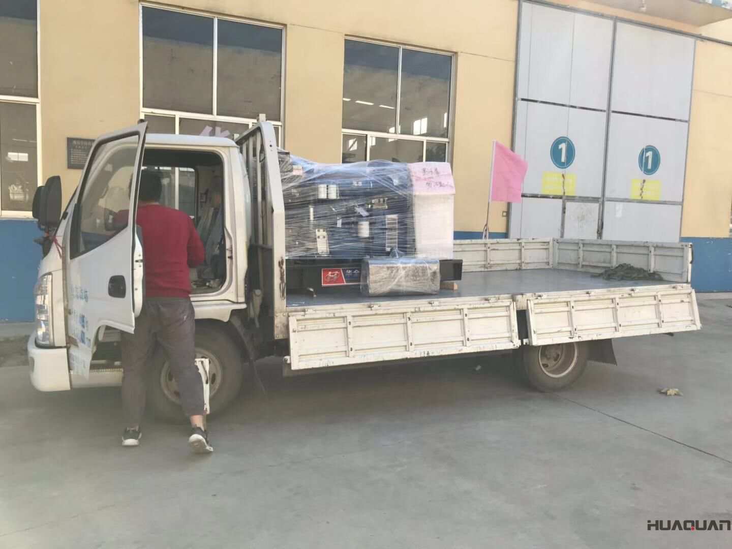 一臺40kw標(biāo)配柴油發(fā)電機(jī)組于10月18日順利發(fā)往新疆烏魯木齊