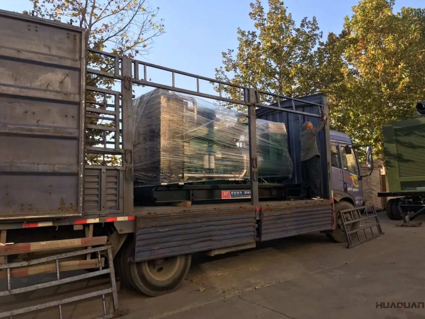 10月18日，一臺650kw自動化柴油發電機組從華全動力順利發往黑龍江