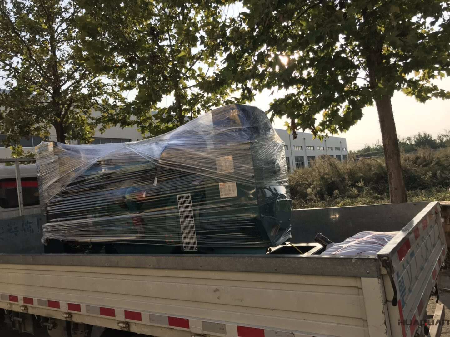 山東嚴先生于10月30日在華全動力采購了一臺100kw標配柴油發電機組，現已檢查無誤，正式發往目的地