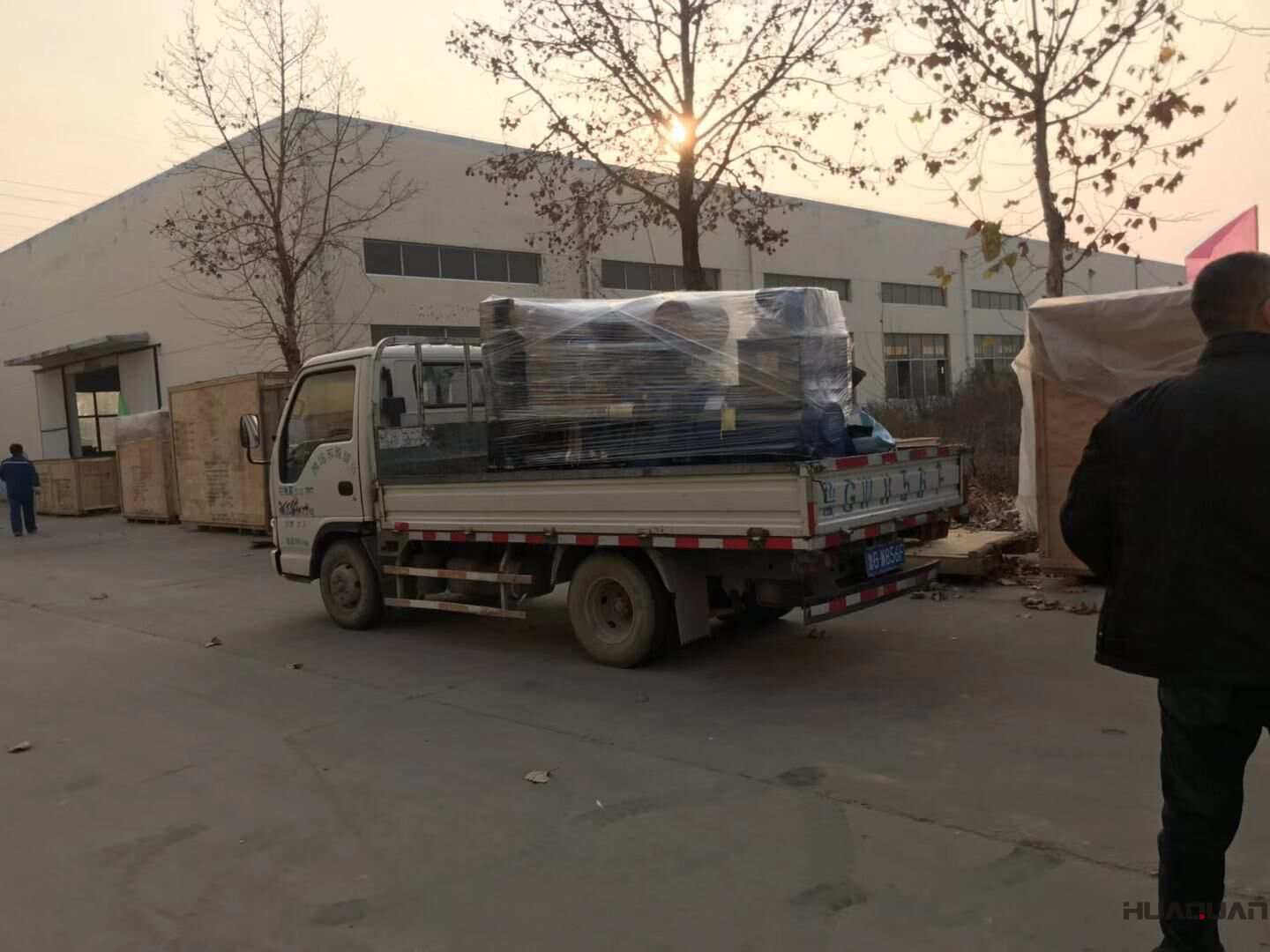 一臺150kw標(biāo)配柴油發(fā)電機組于11月20日從華全動力順利發(fā)往山東省