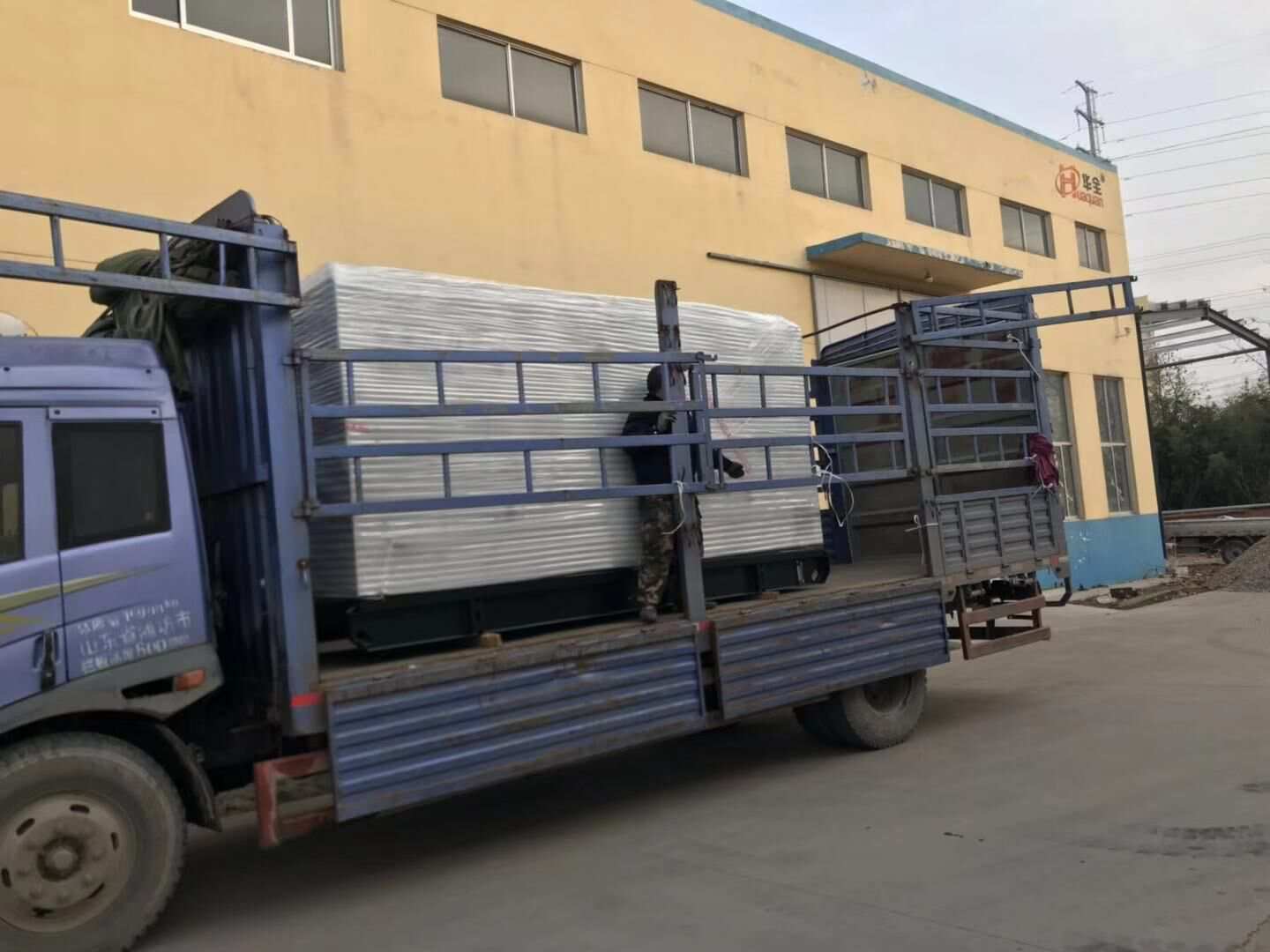 張先生拖華全動(dòng)力代加工的300kw移動(dòng)拖車(chē)柴油發(fā)電機(jī)組已于12月1日順利發(fā)往河南省