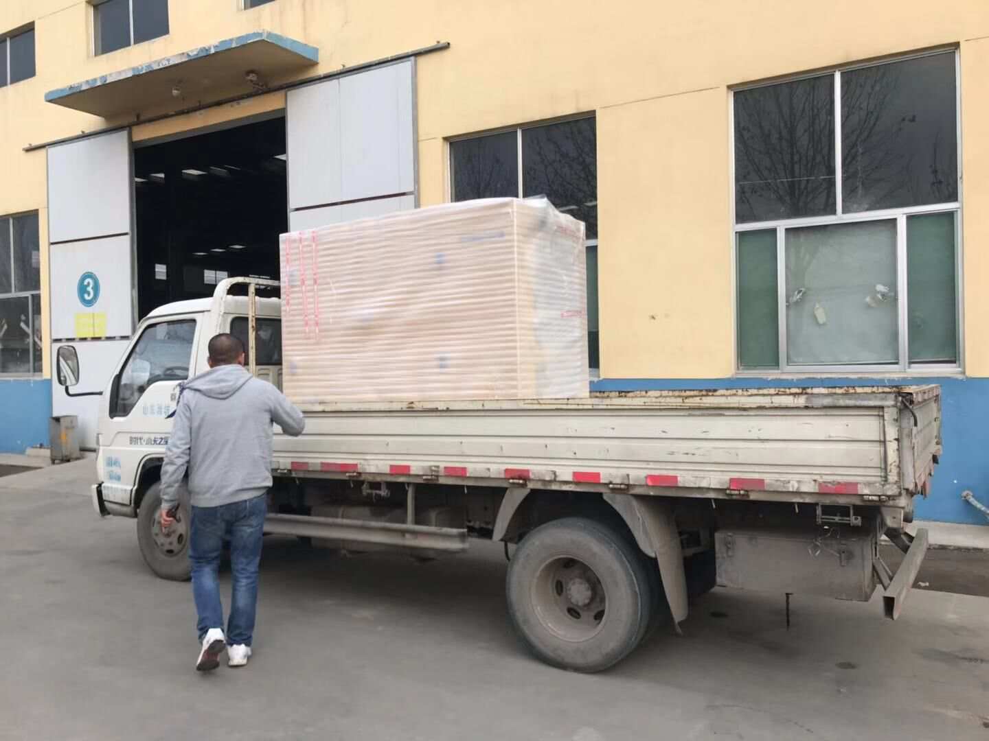 12月14日，王先生從華全動力訂購的15kw靜音箱柴油發電機組順利發往山東省