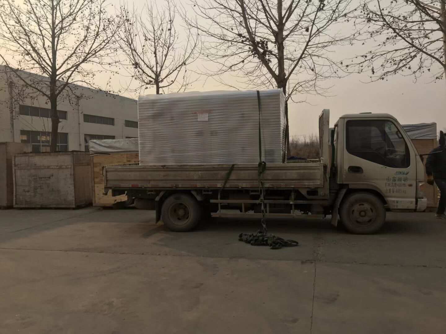 1月4日，山東省陳先生從華全動力采購的100kw靜音箱柴油發電機組成功發往目的地