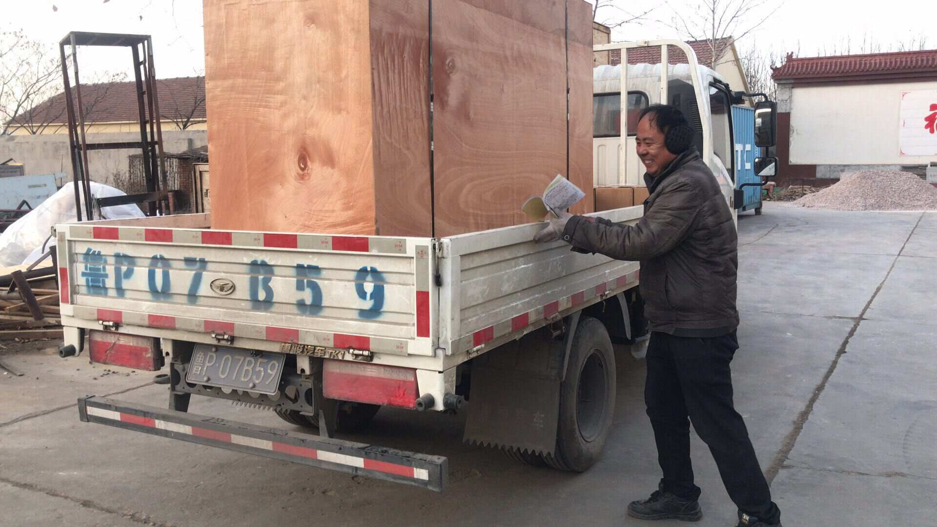 1月12日，湖北省李先生從華全動(dòng)力采購(gòu)的80kw移動(dòng)靜音升降燈順利發(fā)往目的地