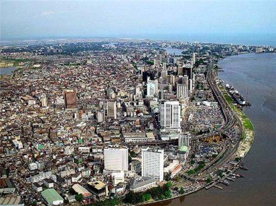 在尼日利亞，一臺發電機組，“電”亮一座城