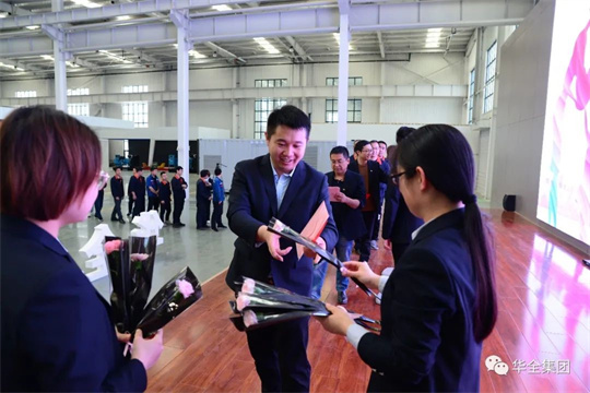 華全集團員工領取母親節鮮花送媽媽