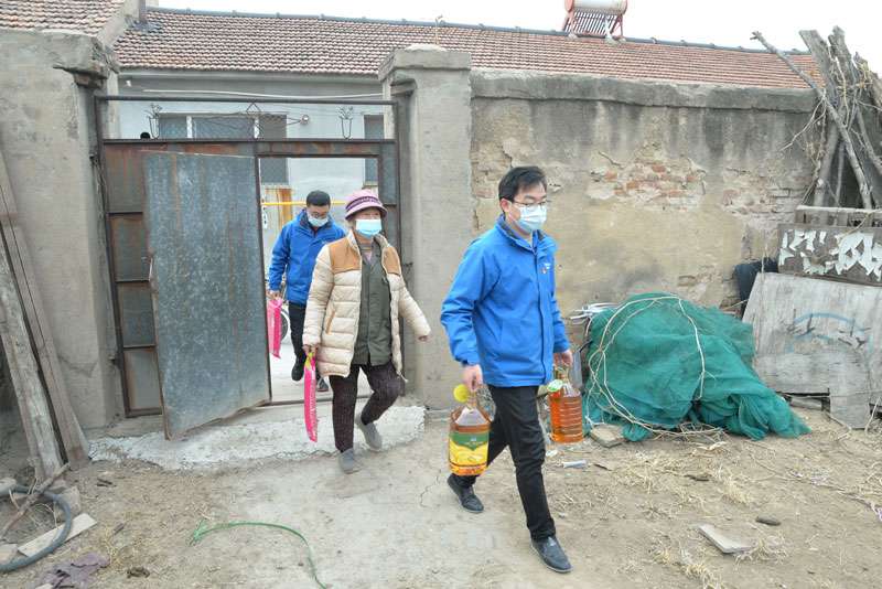 華全動力黨支部一行向困難群眾送去花生油、大米和美酒禮盒等禮品