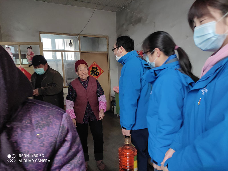 華全動力黨支部一行向困難群眾送去花生油、大米和美酒禮盒等禮品