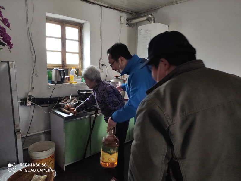 華全動力黨支部一行向困難群眾送去花生油、大米和美酒禮盒等禮品