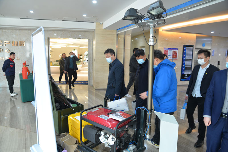 濰坊市領導蒞臨華全動力展位參觀考察發電機組、儲能電源和水泵機組